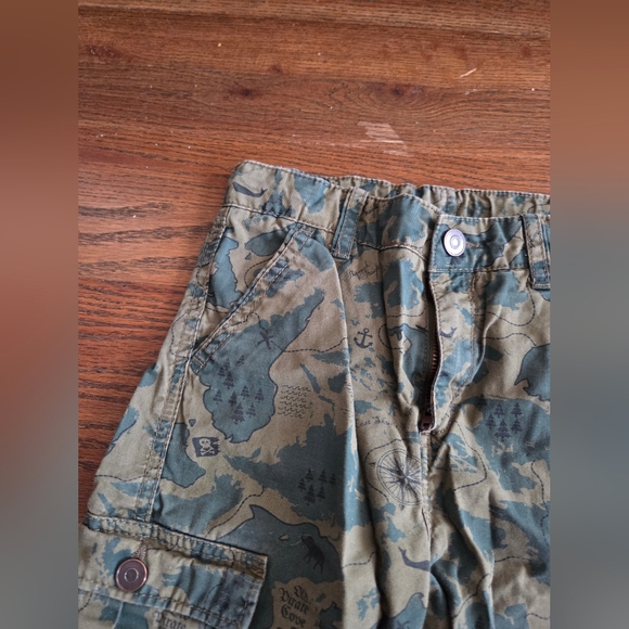 H&M Boys 7/8 Green Map Camo Cargo Shorts - Picture 3 of 7